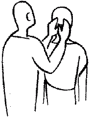 un homme soigne un aveugle