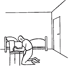 un homme prie dans sa chambre